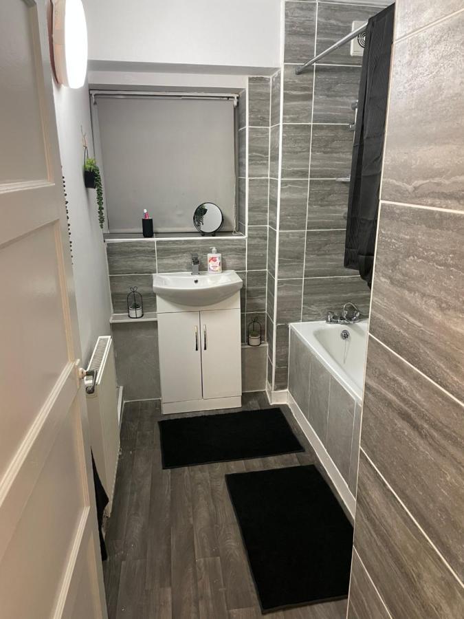 Lovely 2Bedroom 4Mins From Wimbledon Station ロンドン エクステリア 写真