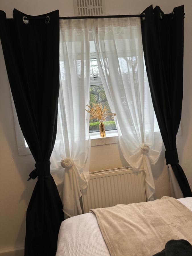 Lovely 2Bedroom 4Mins From Wimbledon Station ロンドン エクステリア 写真