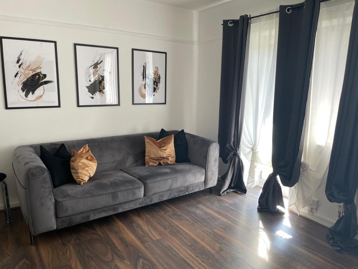 Lovely 2Bedroom 4Mins From Wimbledon Station ロンドン エクステリア 写真