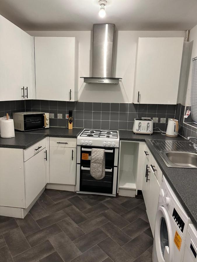 Lovely 2Bedroom 4Mins From Wimbledon Station ロンドン エクステリア 写真